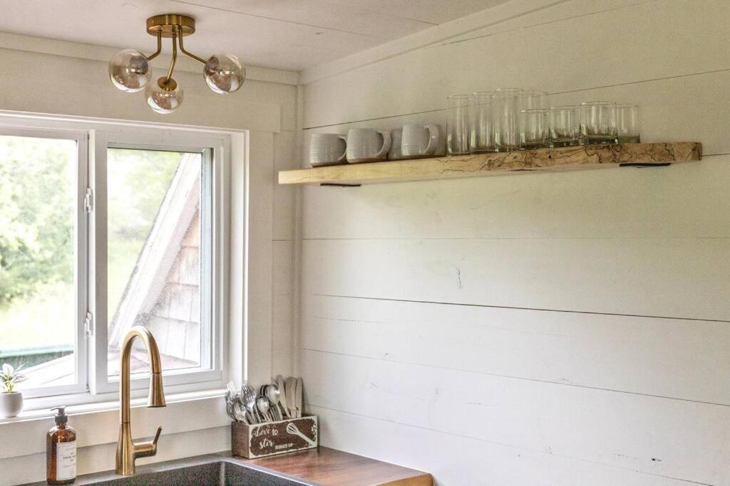 Charming & Freshly Restored Farmhouse 1 Mile From Center Of Stowe Exterior photo