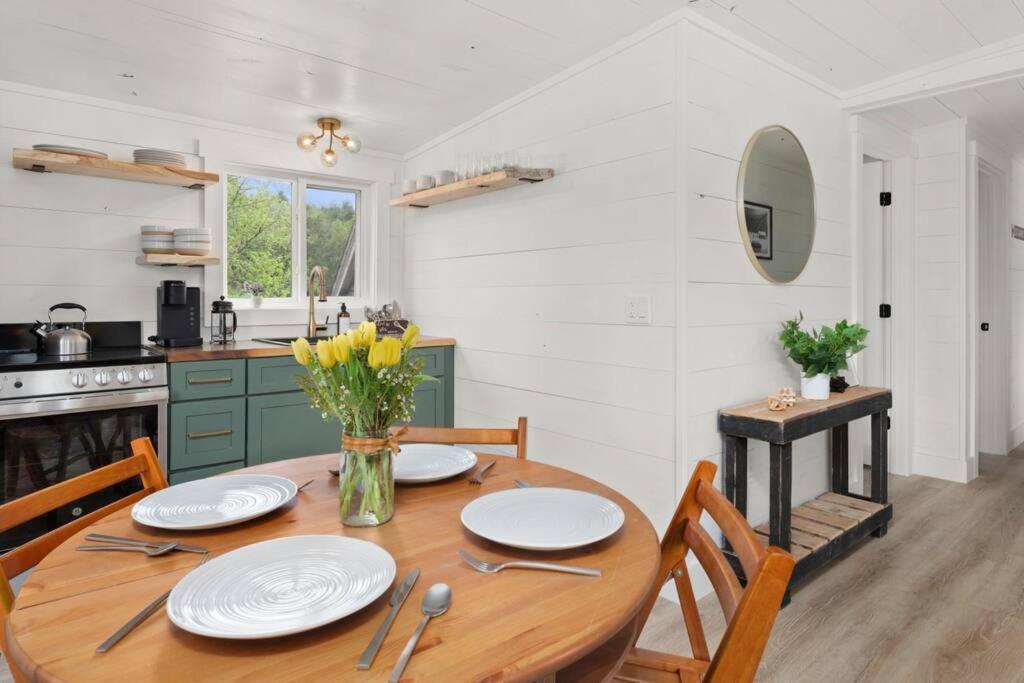 Charming & Freshly Restored Farmhouse 1 Mile From Center Of Stowe Exterior photo