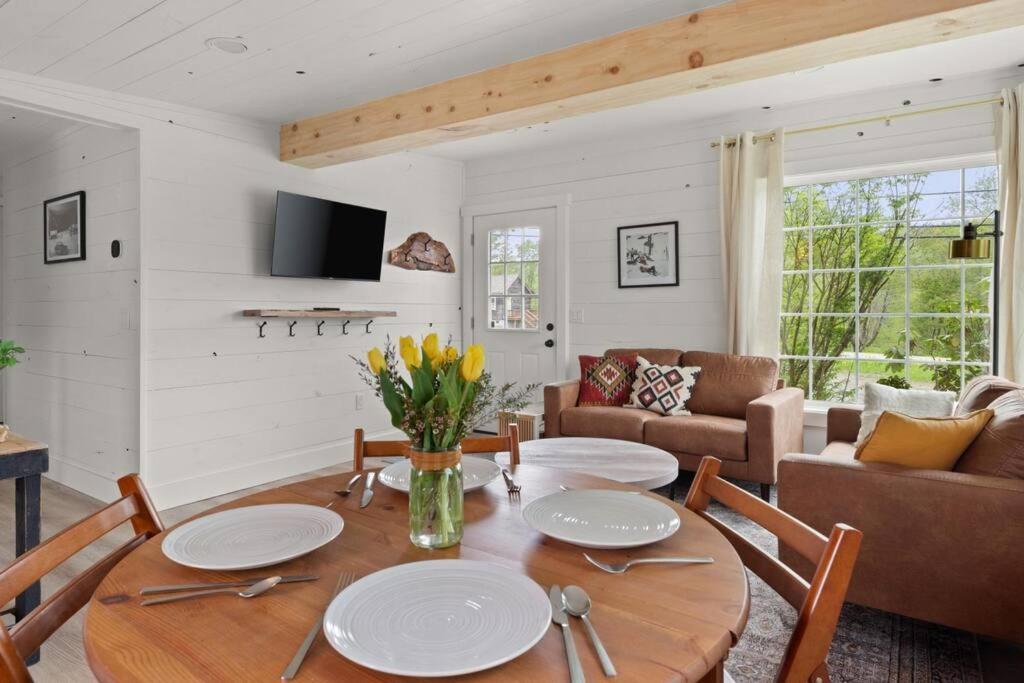 Charming & Freshly Restored Farmhouse 1 Mile From Center Of Stowe Exterior photo