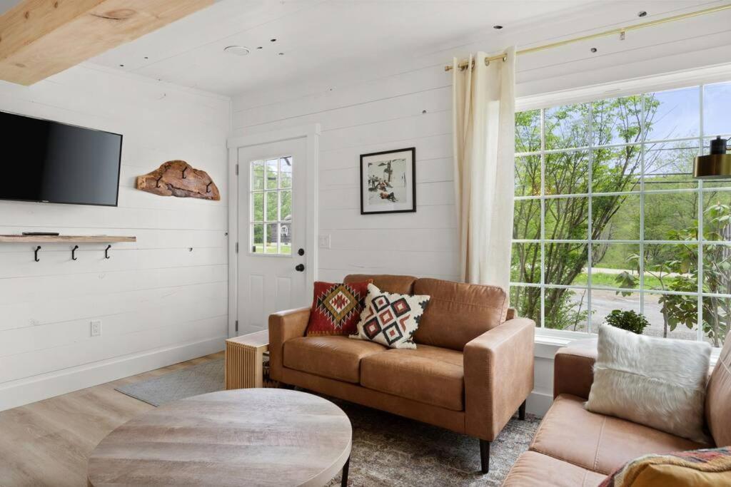 Charming & Freshly Restored Farmhouse 1 Mile From Center Of Stowe Exterior photo